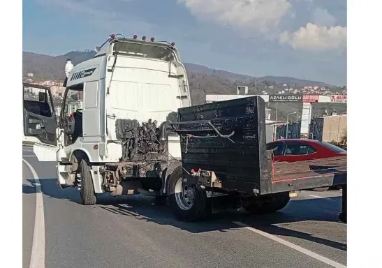 Dorse çekiciden ayrıldı… Yol trafiğe kapandı…
