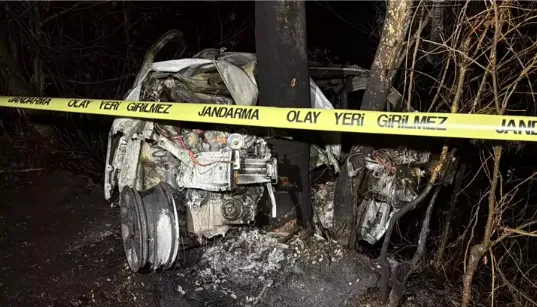 Ağaca çarptı... Kaza yaptığı aracında yanarak...