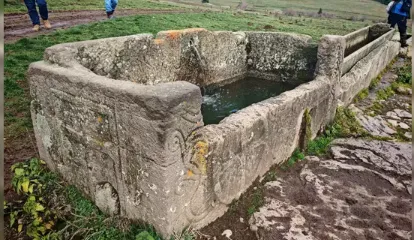 Doğa yürüyüşünde, su oluğu olarak kullanılan lahit buldular...